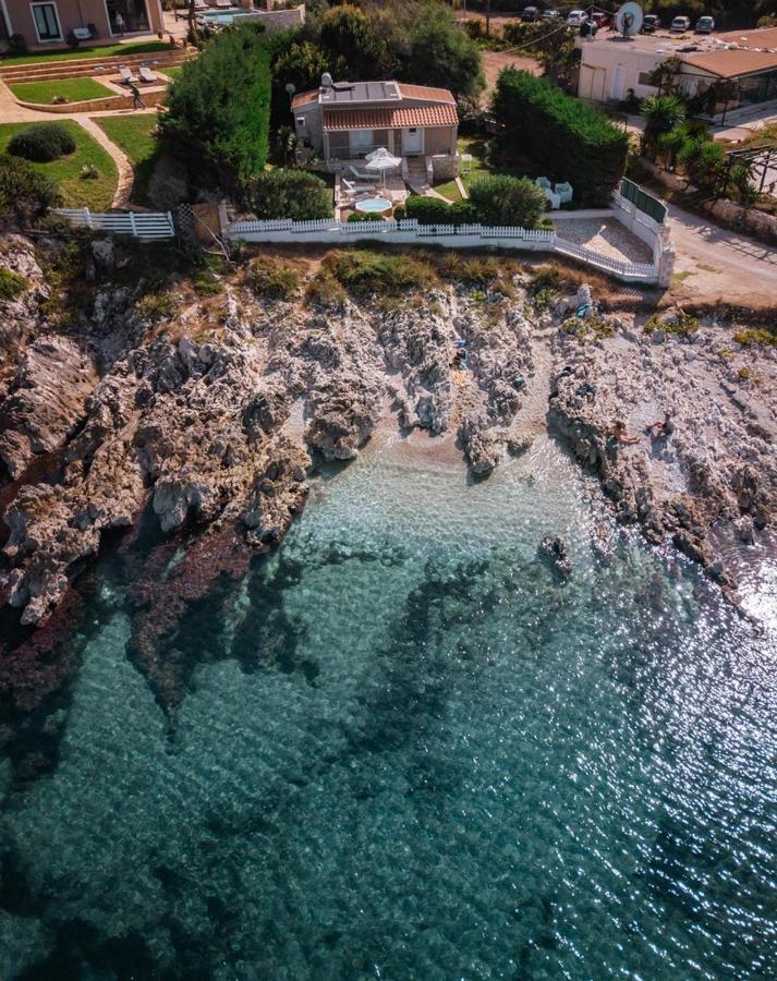 Neptune Sea House - Beachfront / Jacuzzi Agios Spyridon  Exterior foto