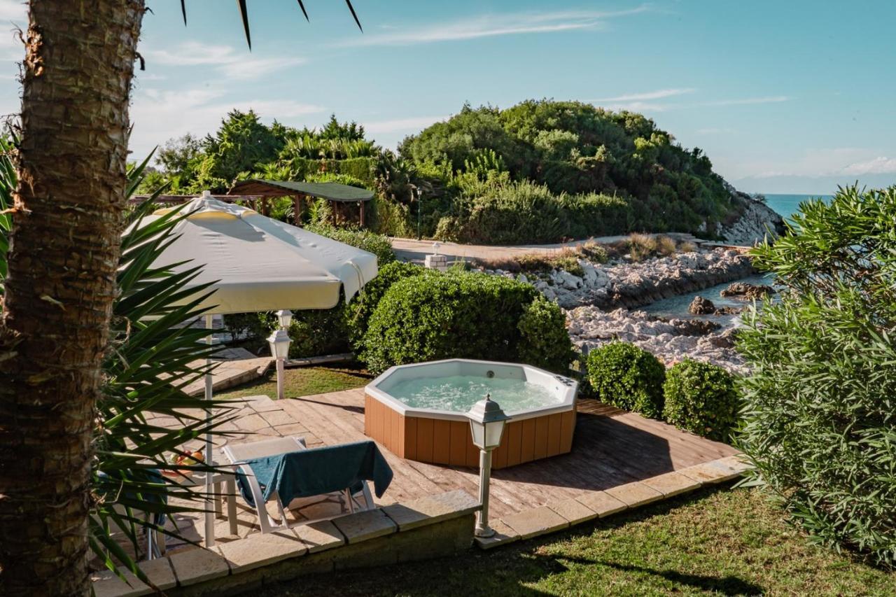 Neptune Sea House - Beachfront / Jacuzzi Agios Spyridon  Exterior foto